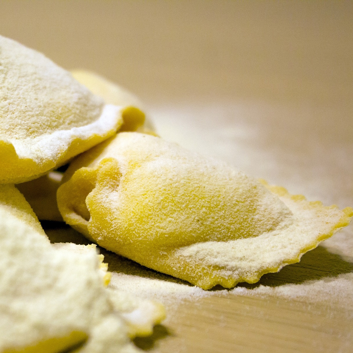 Raviolis rellenos de borraja, merluza y gambas