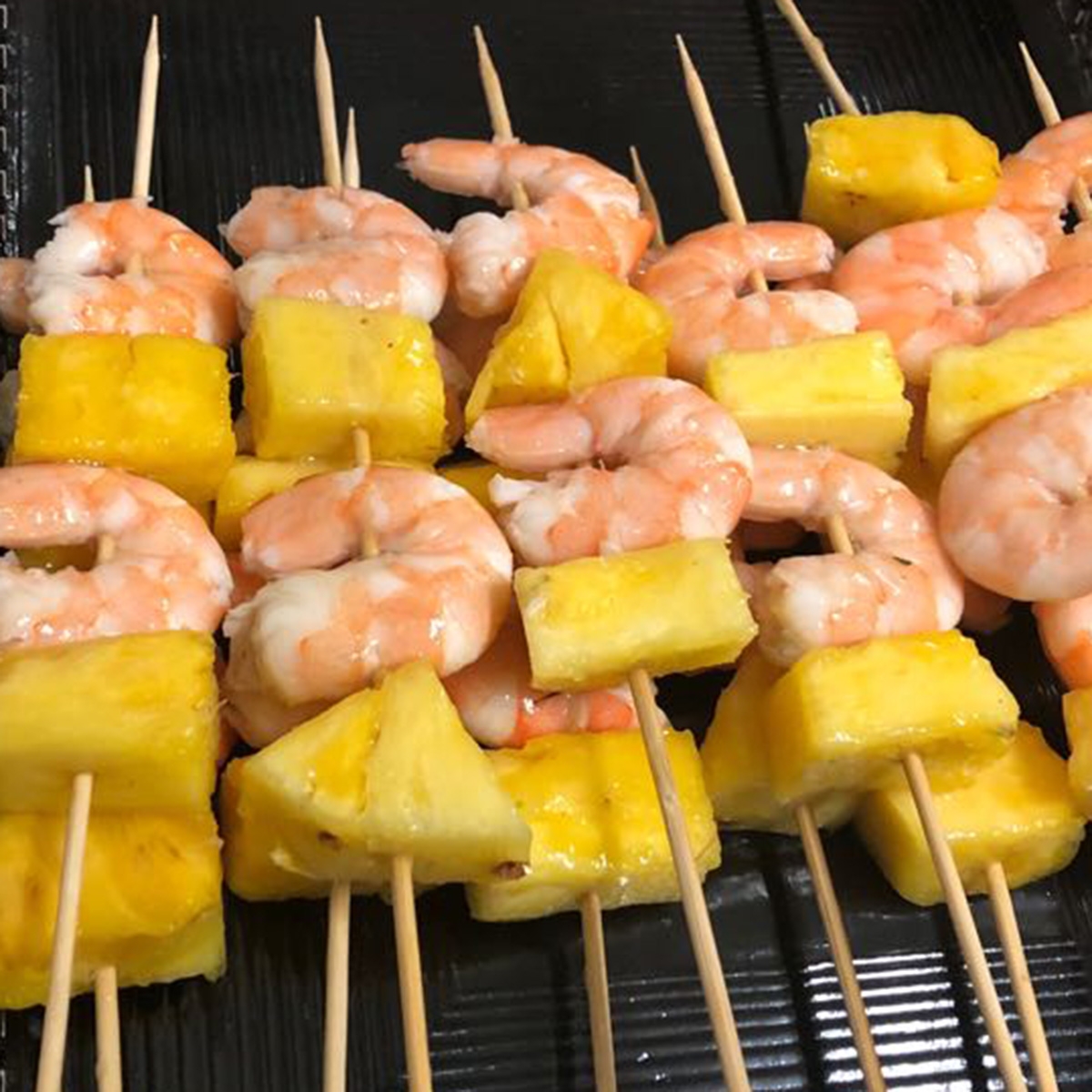 Brochetas de langostinos