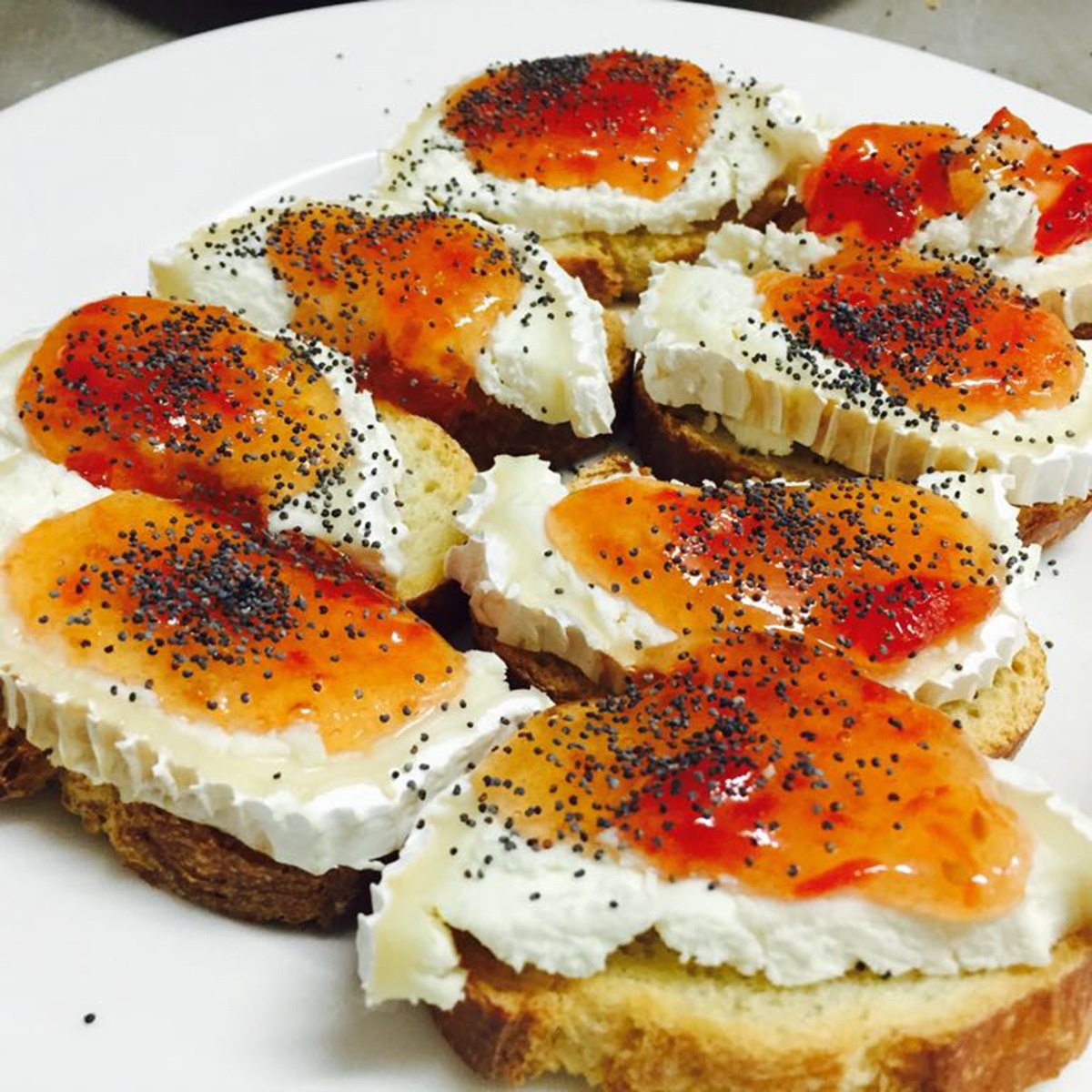 Montadito de queso de cabra con confitura de tomate